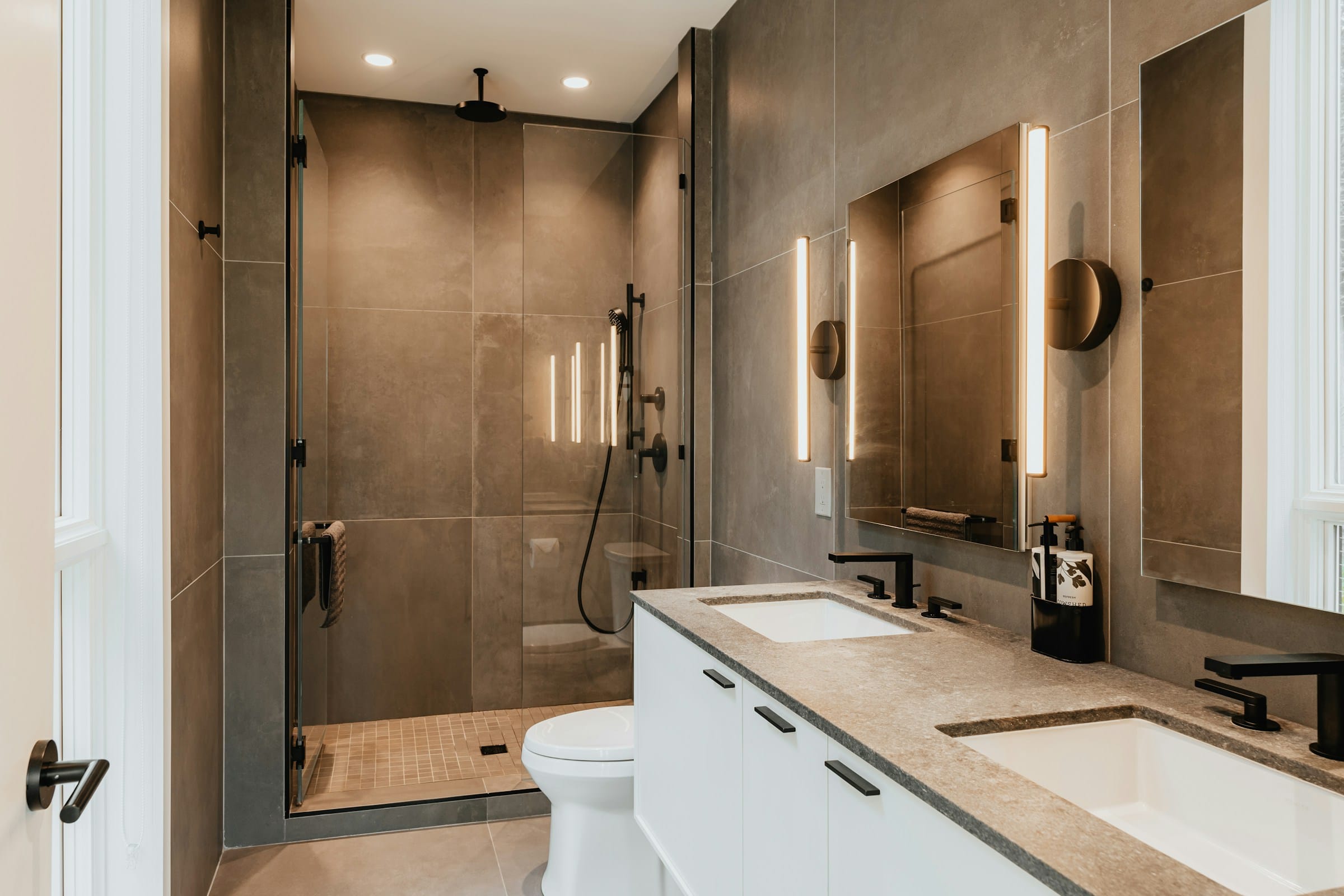 Salle de bains contemporaine avec douche vitrée et double vasque