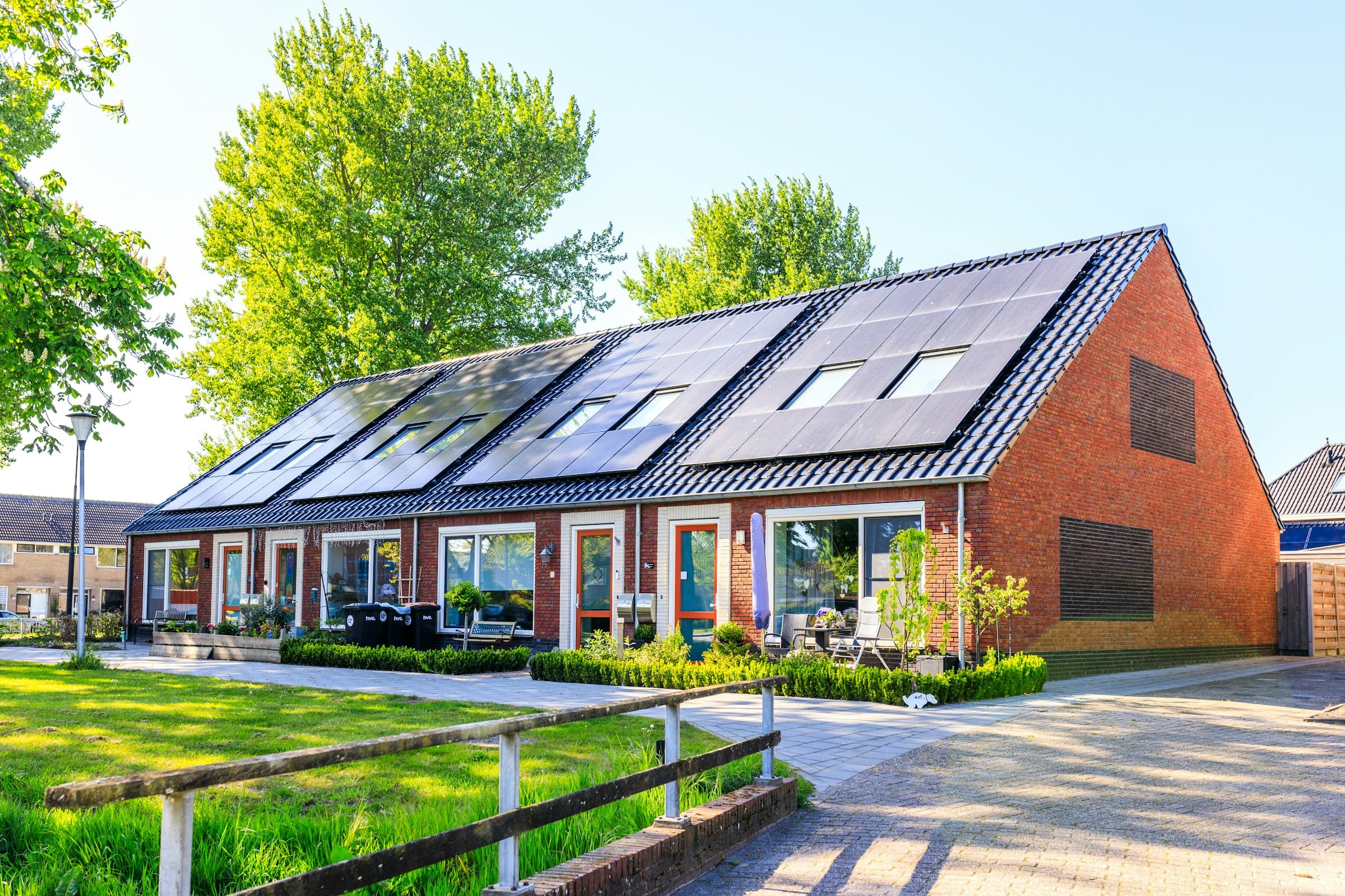 Maisons en brique équipées de panneaux solaires en toiture